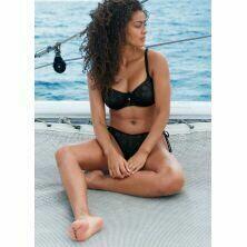 Top de bikini con relleno negro Nomad Nights de Freya pose