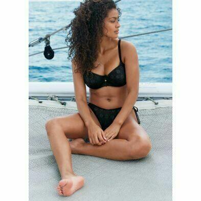 Top de bikini con relleno negro Nomad Nights de Freya pose