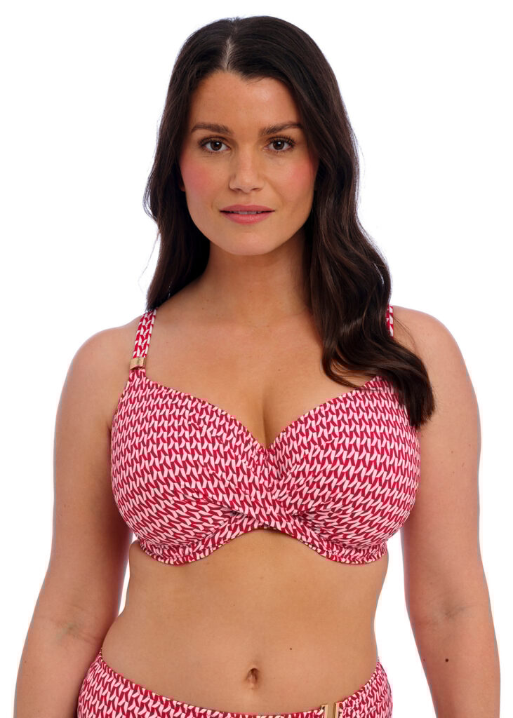Mujer probándose un bikini full cup  – soporte total.