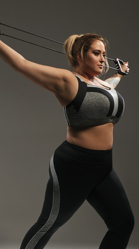 Mujer de talla grande haciendo estiramientos con un buen sujetador deportivo